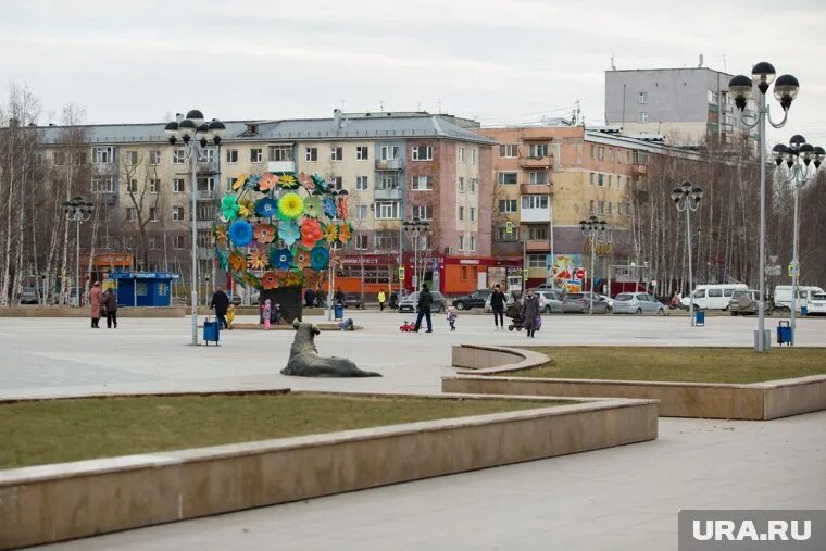 Нефтяники выставили на продажу здание 1976 года постройки в центре Нижневартовска. Фото: Александр Кулаковский © URA.RU