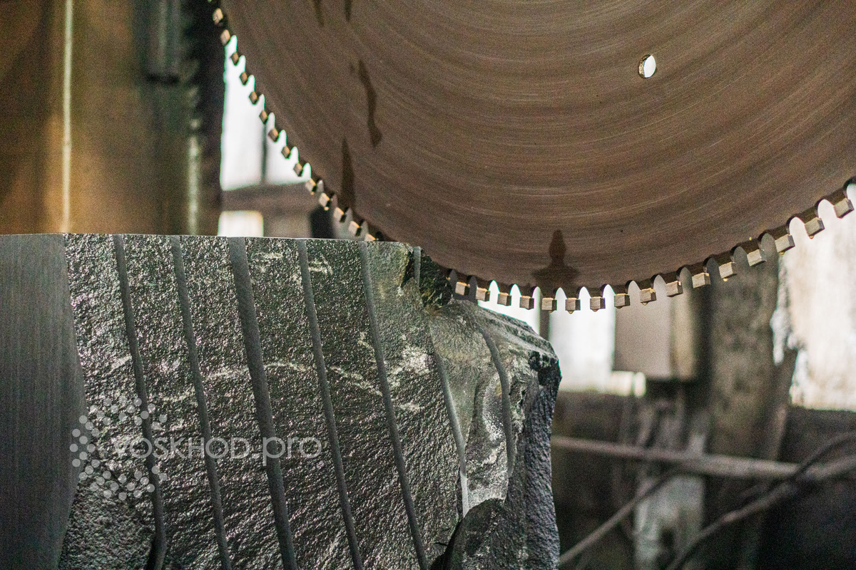 Распиловка блока габбро-диабаза на камнеобрабатывающем заводе