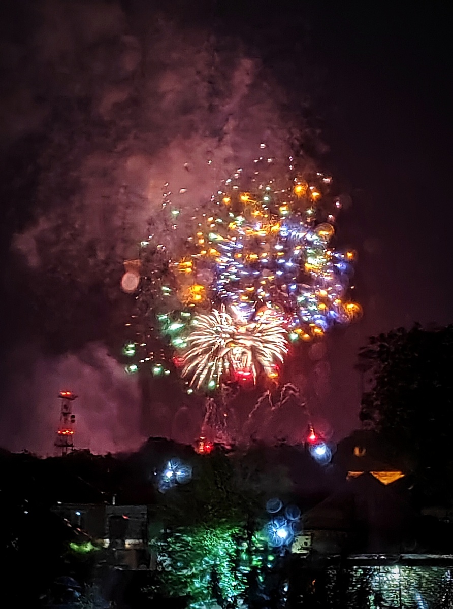Салют Победы в Новочеркасске через мокрое от майского дождя стекло 