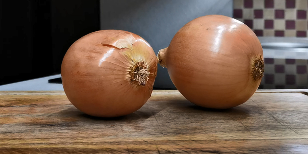 Готовить 5 минут, съедается еще быстрее. Всё дело в луке, гениально просто и нереально вкусно