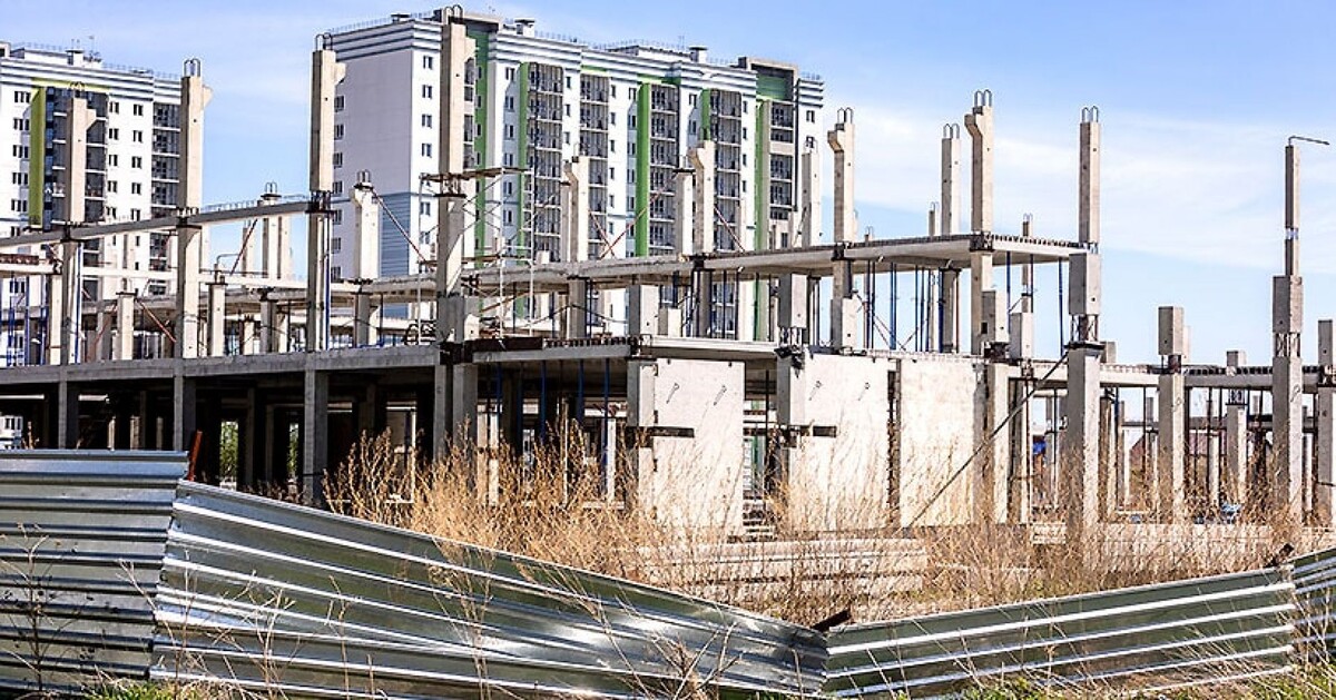 Недостроенная школа на улице Николая Сотникова выглядит не лучшим образом: на фоне аварийных конструкций — двухметровые сорняки и покосившееся ограждение.