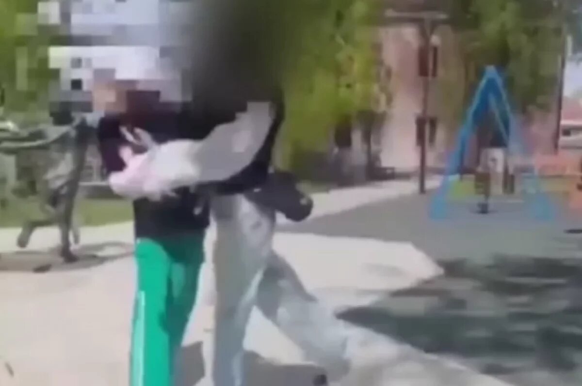    Школьница ударила сверстницу после ссоры в соцсети в Иркутской области