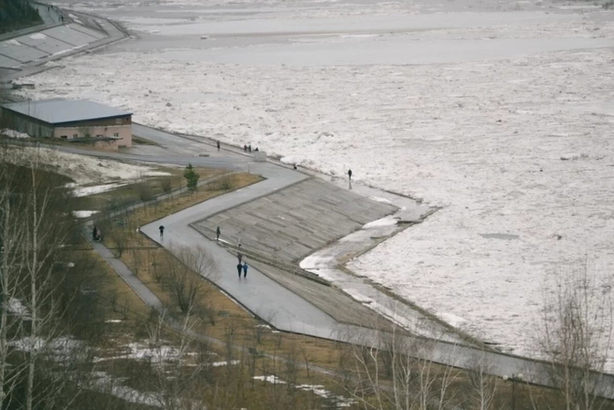    Ледоход на Оби замедлил движение на пути к Салехарду