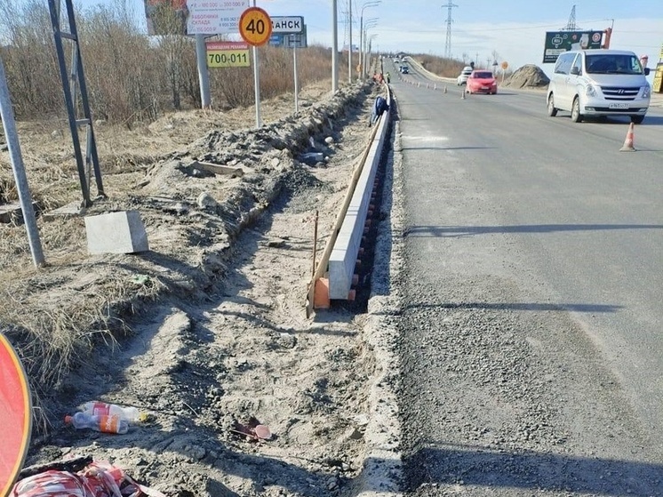     На подъезде № 1 автодороги Кола-Мурмаши приступили к монтажу бортового камня. Фото: пресс-служба Министерства транспорта и дорожного хозяйства Мурманской области.