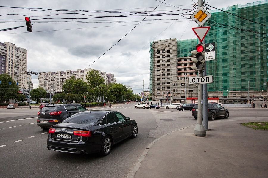 Проезд на запрещающий сигнал светофора и пересечение стоп-линии — два нарушения, которые часто путают водители. 