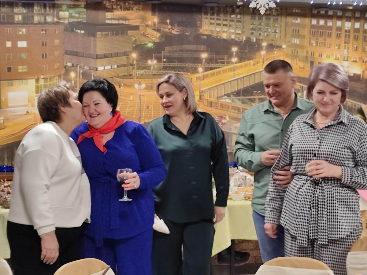 Любовь Лозовая с повязанным пионерским галстуком на фото вторая слева.