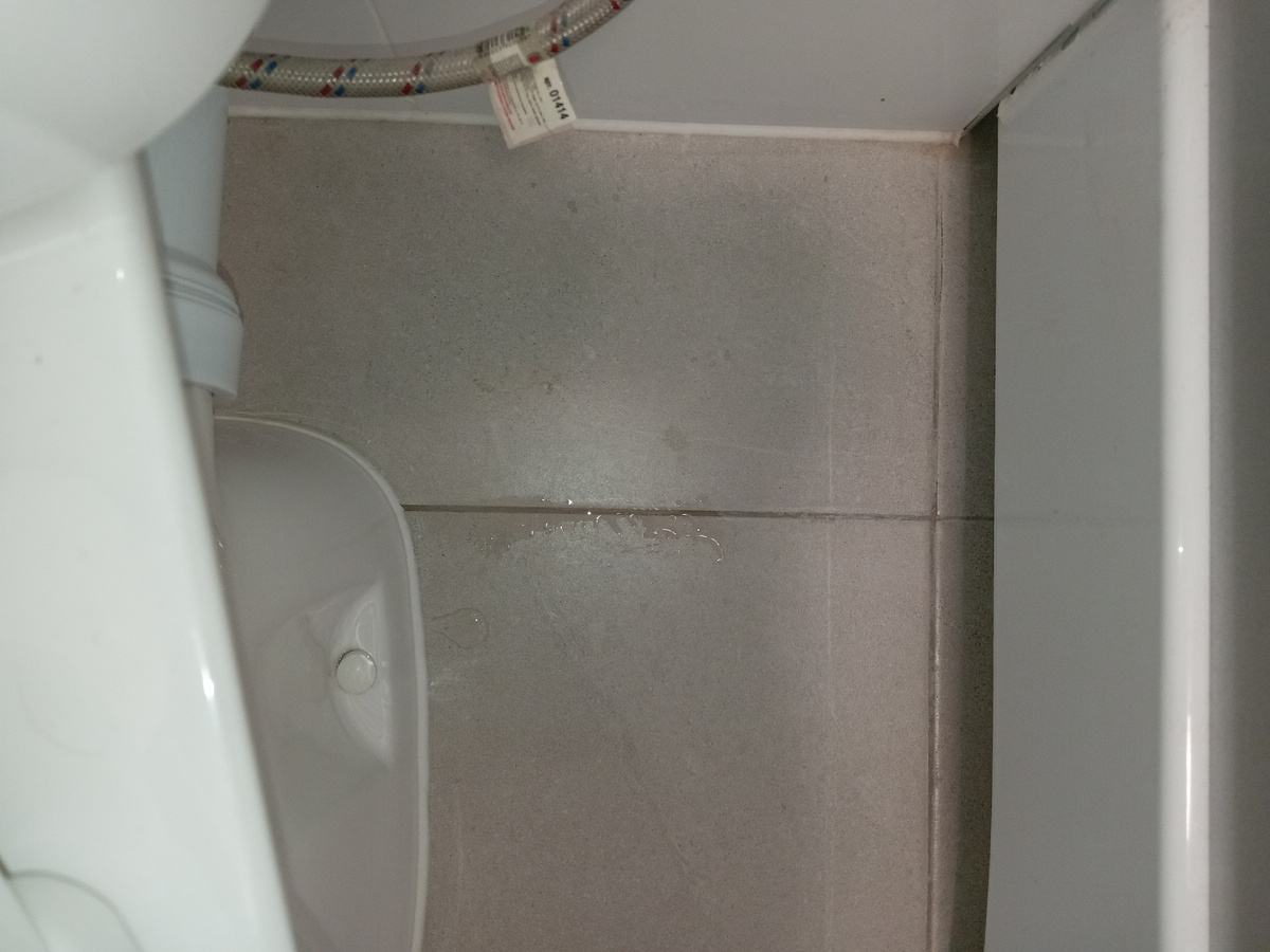 Еле заметные подтёки с обеих сторон.