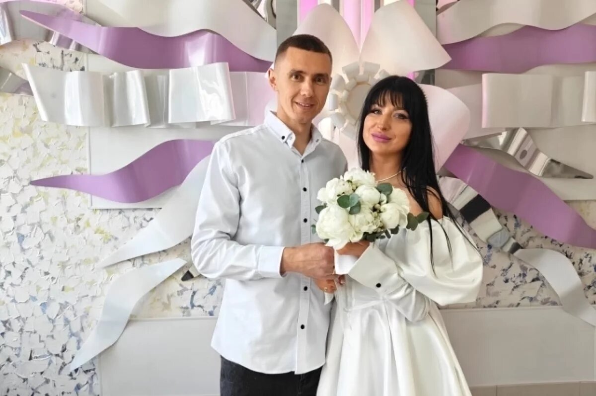    Свадьбу молодожёны сыграли 16 мая.