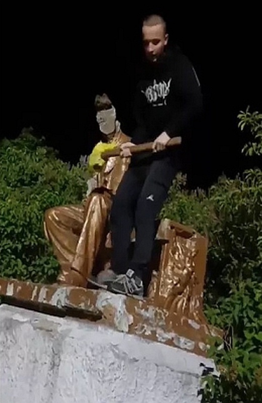    Кувалдой по Мичурину. В Полтавской области уничтожен памятник советскому ученому