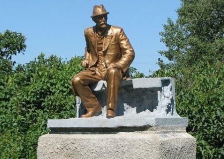    Кувалдой по Мичурину. В Полтавской области уничтожен памятник советскому ученому