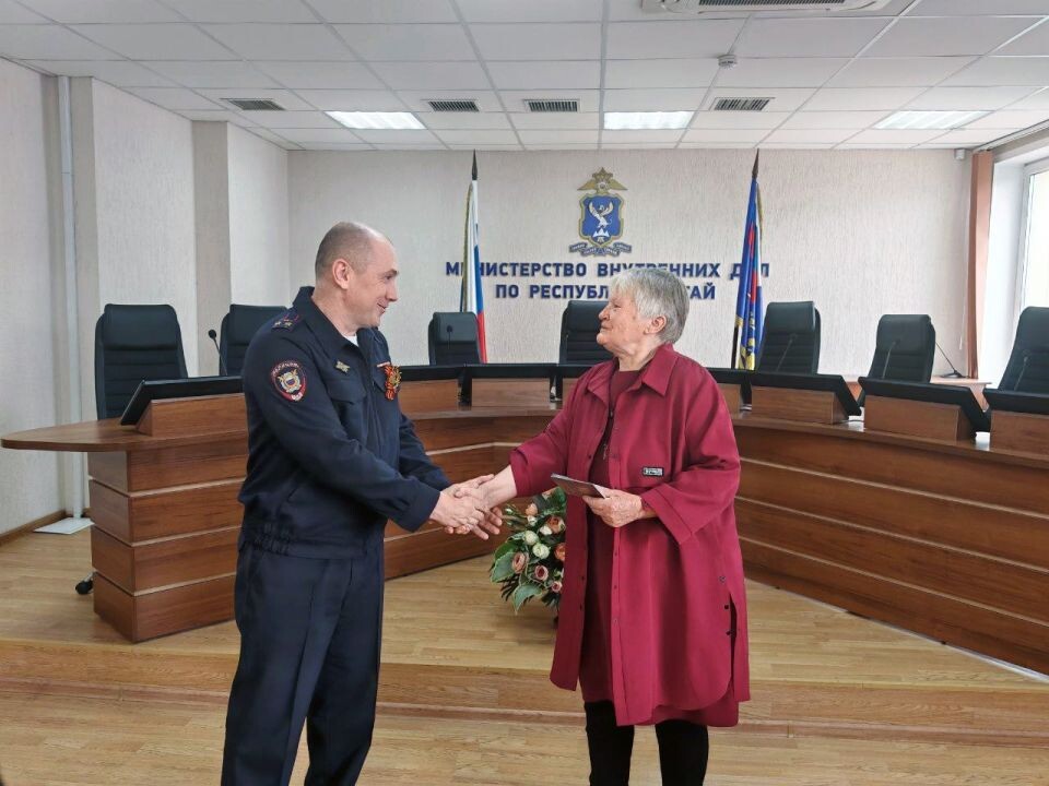    Вручение гражданке из Нидерландов разрешения на временное проживание в Республике Алтай. Источник: Пресс-служба МВД по Республике Алтай