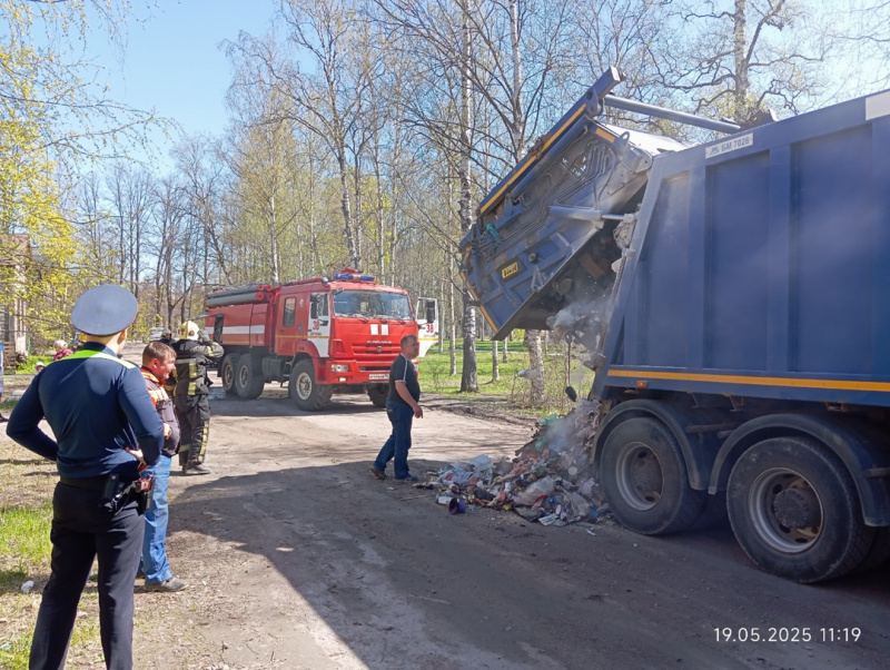    Мусоровоз загорелся в Сортавале"38 пожарно-спасательная часть г. Сортавала" / VK