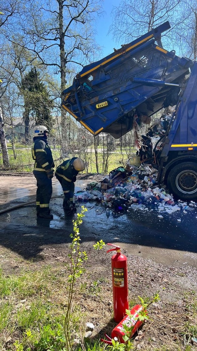    Мусоровоз загорелся в Сортавале"38 пожарно-спасательная часть г. Сортавала" / VK