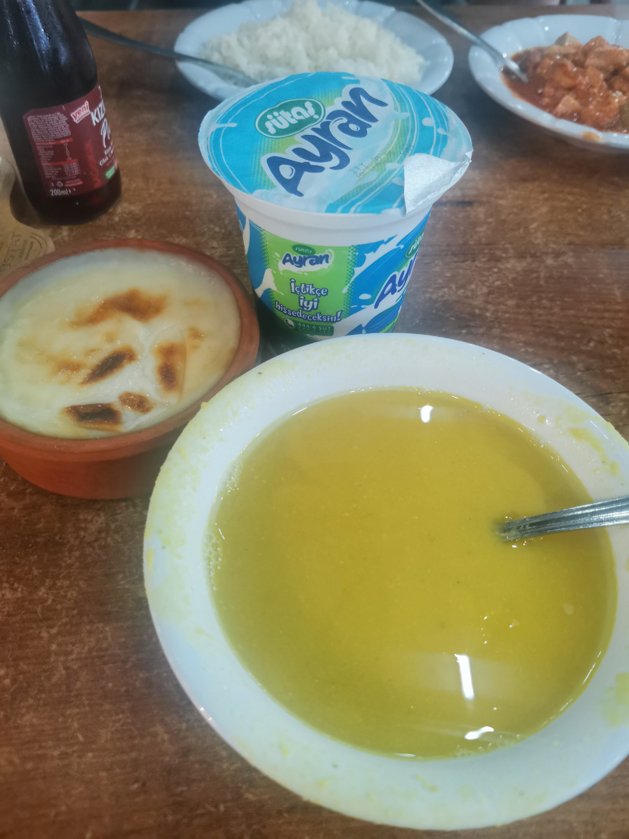 Чечевичный суп (им здесь местные и завтракаю), айран и сютлач (рисовый десерт) 