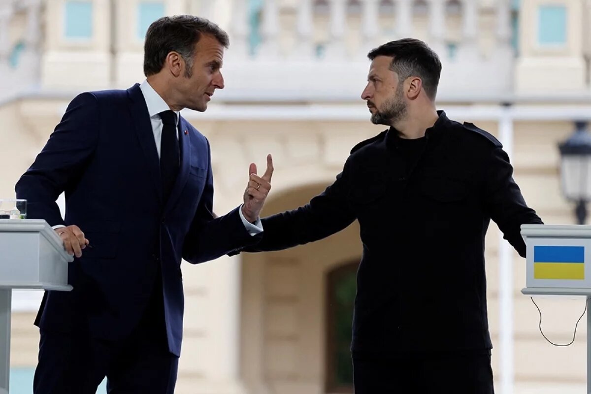     В разговоре участвовали и Зеленский, и президент Франции Эммануэль Макрон, и премьер-министр Великобритании Кир Стармер. Как утверждают свидетели разговора, в ходе него Зеленский «казался подавленным и измученным».