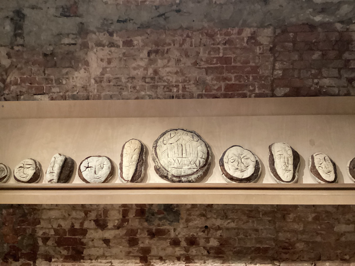 Инсталляция «Хлеб воспоминаний» Серафимы Красниковой