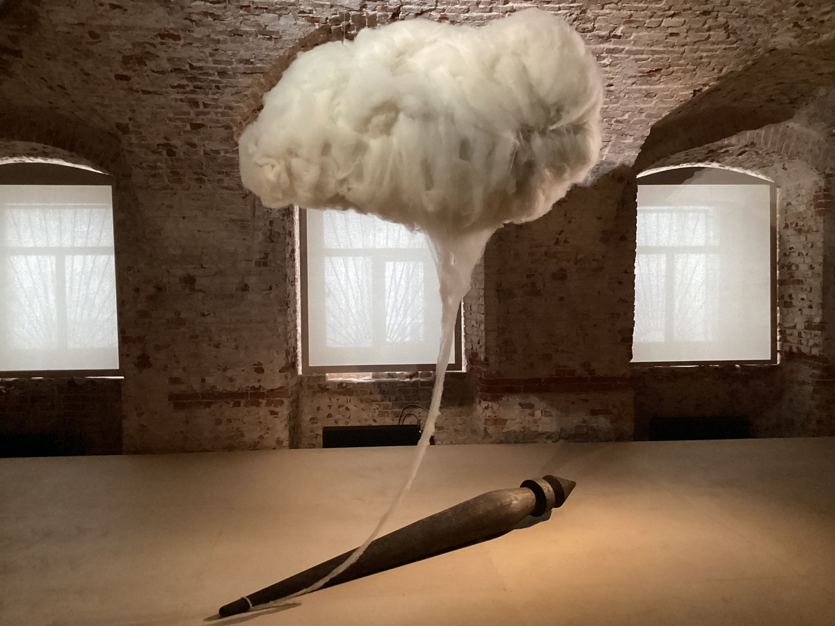 "Облако и веретено" Леонида Тишкова. Наверное, самый цитируемый экспонат выставки. Такое же фото я встречала во многих блогах, но оно и вправду идеально передает атмосферу выставки. 