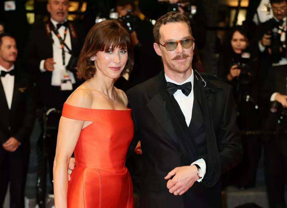    Эдвард Нортон и Бенедикт Камбербэтч вышли на красную дорожку с супругами