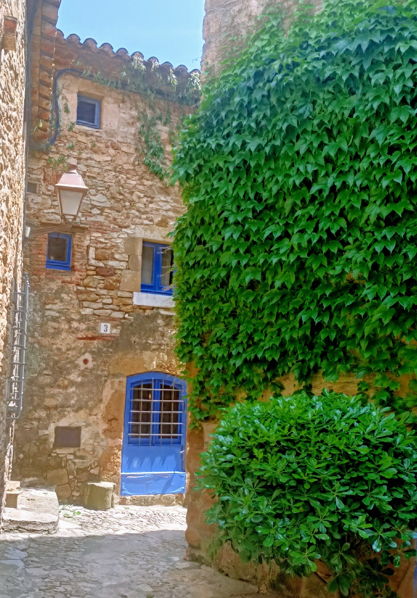 Голубой и зелёный. Прекрасное сочетание .Peratallada.Коста Брава. Испания. Фото автора 