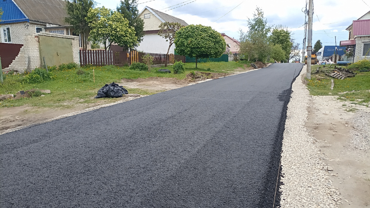 В селе Супонево активно ведутся работы по капитальному обновлению дорожного покрытия на улице Первомайской.

В соответствии с намеченным планом, начальным этапом ремонтных мероприятий была выполнена укладка выравнивающего слоя из щебня — эта технология помогает равномерно распределять нагрузку и продлевает срок службы будущего дорожного полотна.

Сейчас приступили непосредственно к укладке нового асфальтового покрытия, благодаря чему движение транспорта станет значительно комфортнее и удобнее как для водителей, так и для пешеходов.

Подрядчиком проекта является индивидуальный предприниматель Михаил Макарян.