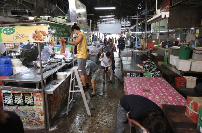 Мокрый рынок в Таиланде и не только - точно такие же рынки есть во всей Юго-Восточной Азии.