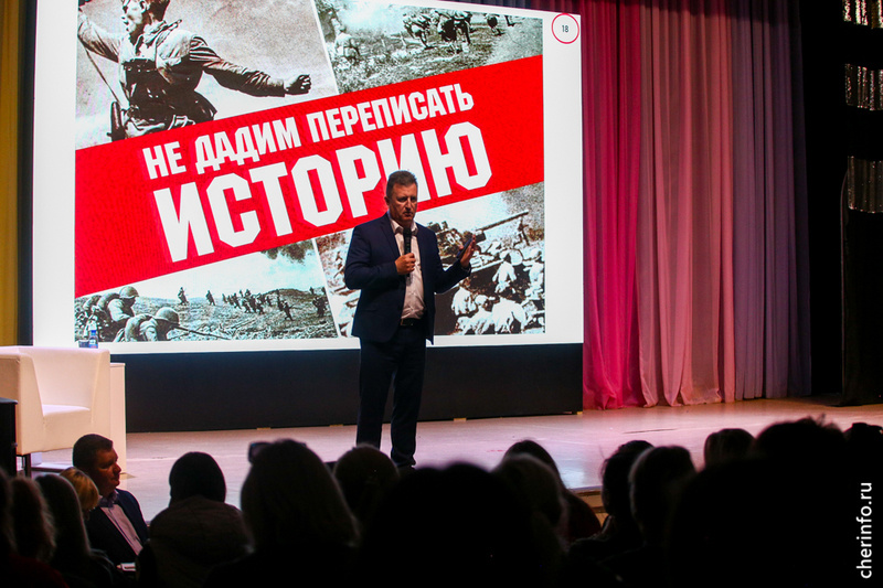    Он объединил 300 человек. На форуме "СВОи35" бойцы и их родственники обсудили с чиновниками и экспертами вопросы лечения, психологической помощи, социальной