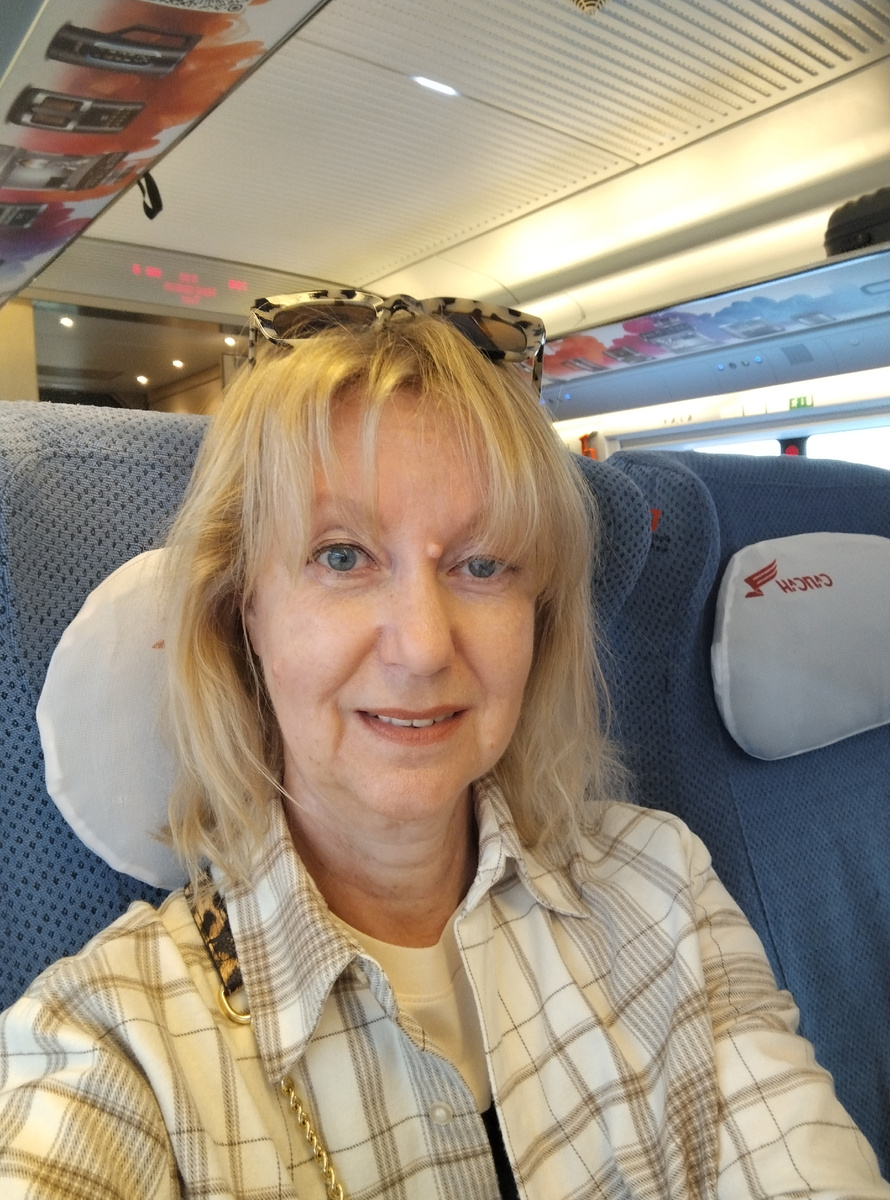 И быстрее, шибче воли, Поезд мчится в чистом поле!