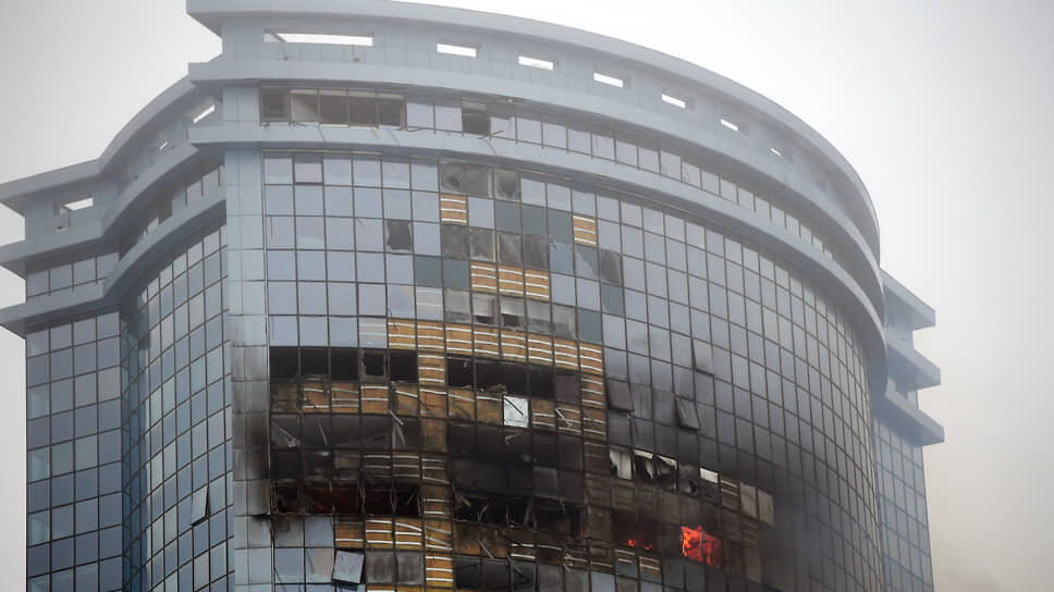 Фасад жилого дома в ЖК «Лазурные небеса» восстановят после атаки БПЛА .📷Фото: Артемий Шуматов / Коммерсантъ