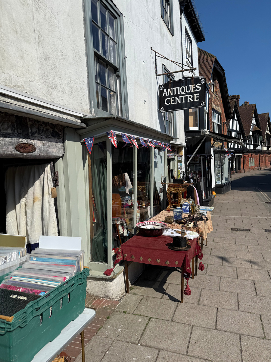 Центральная улица Арунделя и антикварный магазин. Фотография из личного архива. 
