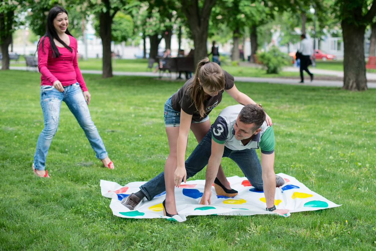Shutterstock📷В «Твистер» лучше играть на твердой ровной поверхности