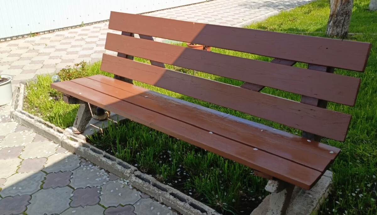 Готова скамеечка! И ветер-шалун тут же закидал ее лепестками с яблони)