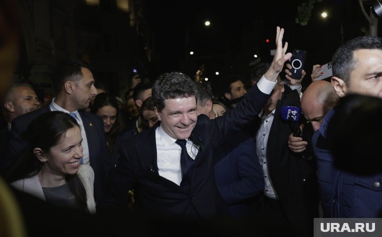 После отработки 100% бюллетеней победил стронник евроинтеграции и поддержки Украины Никушор Дан (на фото в центре). Фото: ROBERT GHEMENT / EPA / TASS