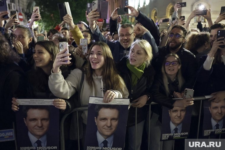 Он набрал 53,6% голосов. Фото: ROBERT GHEMENT / EPA / TASS