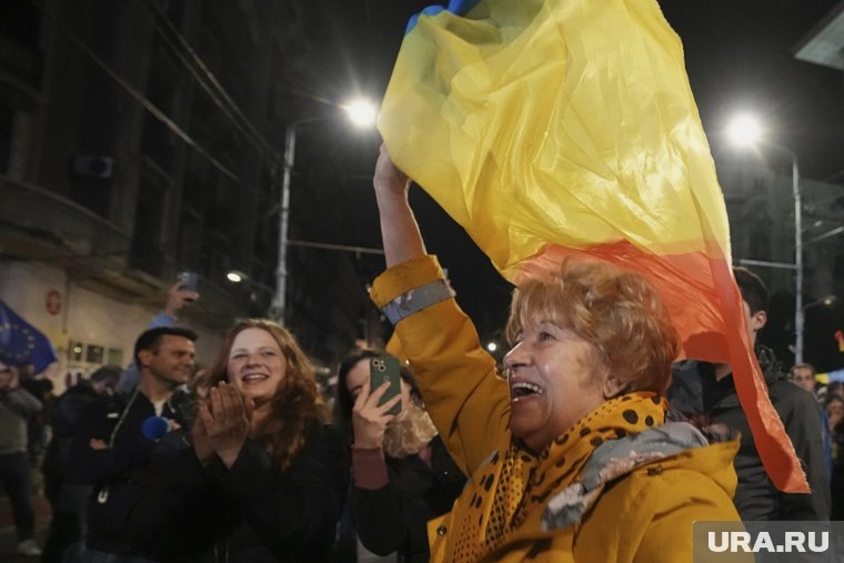 Его оппонент — лидер партии, выступающей за объединение румын, кандидат Джордже Симион набрал 46,4% голосов. Фото: Andreea Alexandru/AP/TASS