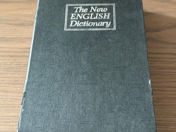 Сейф-книжка. Без ключей не почитаешь.