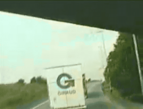 На дрожащем видео, снятом на мобильный телефон женой испанского водителя грузовика, запечатлены последние секунды полёта рейса 4590. (AP)
