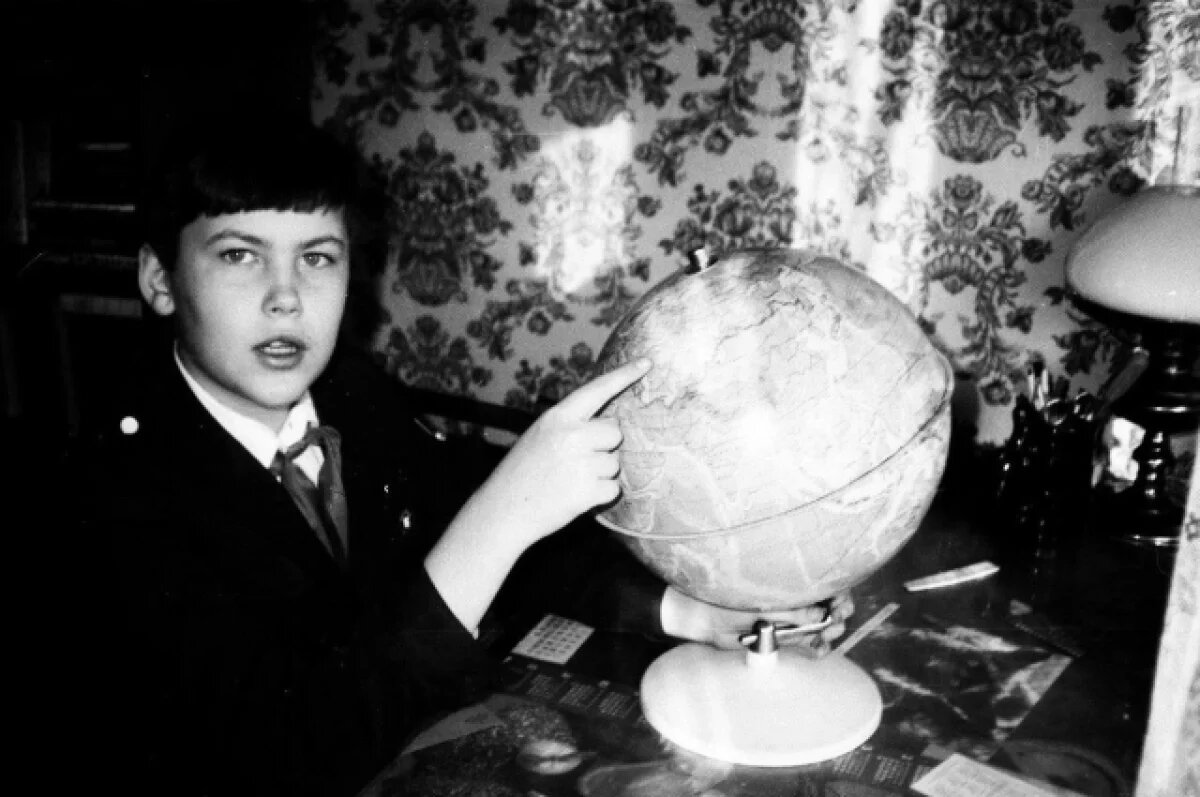    Илья Середюк поделился личными школьными фотографиями в День пионерии