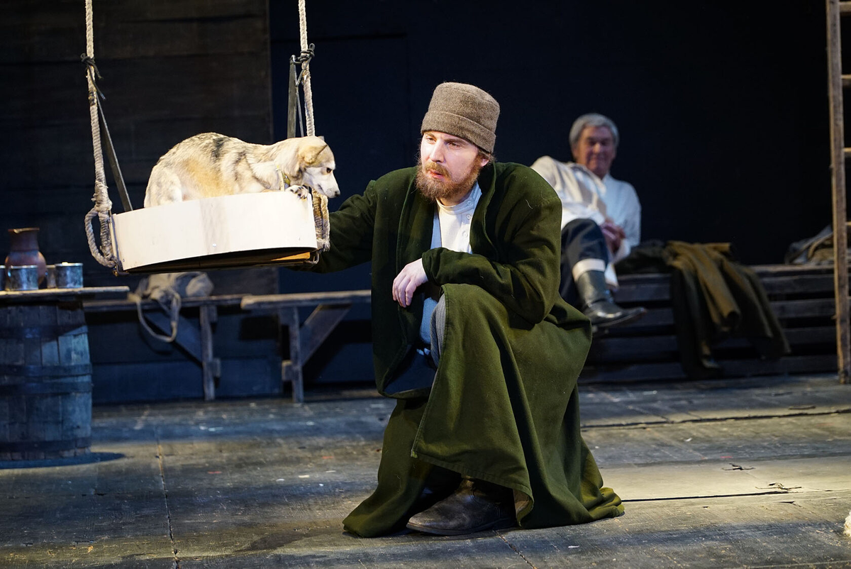 Сцена из спектакля Вениамина Фильштинского «Муму». 1990 год. Академический малый драматический театр — Театр Европы, Санкт-Петербург. Фотография: mdt-dodin.ru