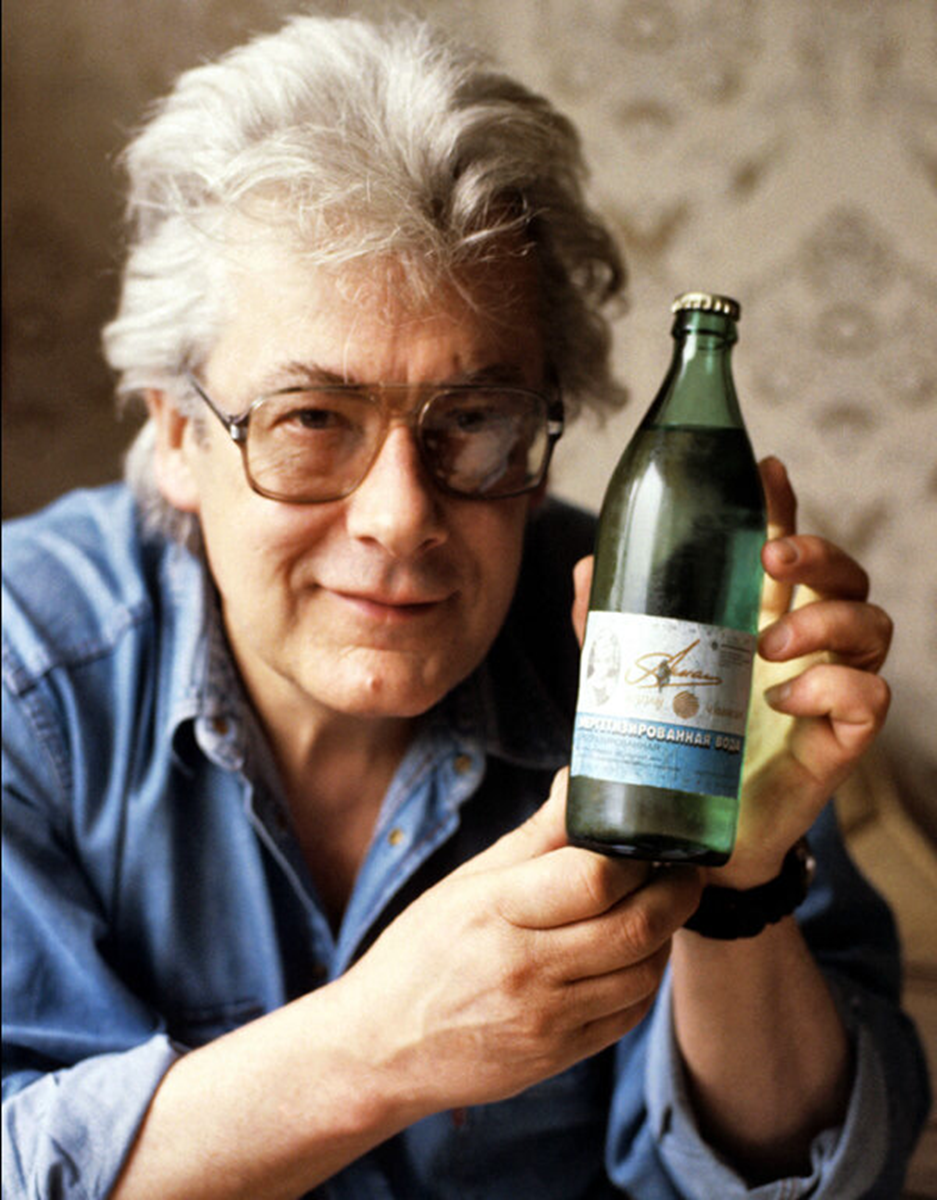 Аллан Чумак и его "заряженная" целительная вода. Фото из открытых источников