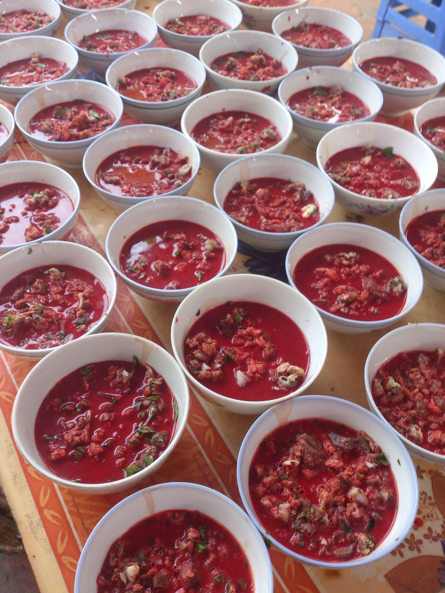 Тиет Кань (Tiết canh) – необычное вьетнамское блюдо, символизирующее жизненную силу и энергию. Кровь смешивается с желатином, образуя плотную массу, которую подают с зеленью и специями, создавая уникальный вкусовой опыт. Источник: https://commons.wikimedia.org/wiki/File:Ti%E1%BA%BFt_canh_2.jpg