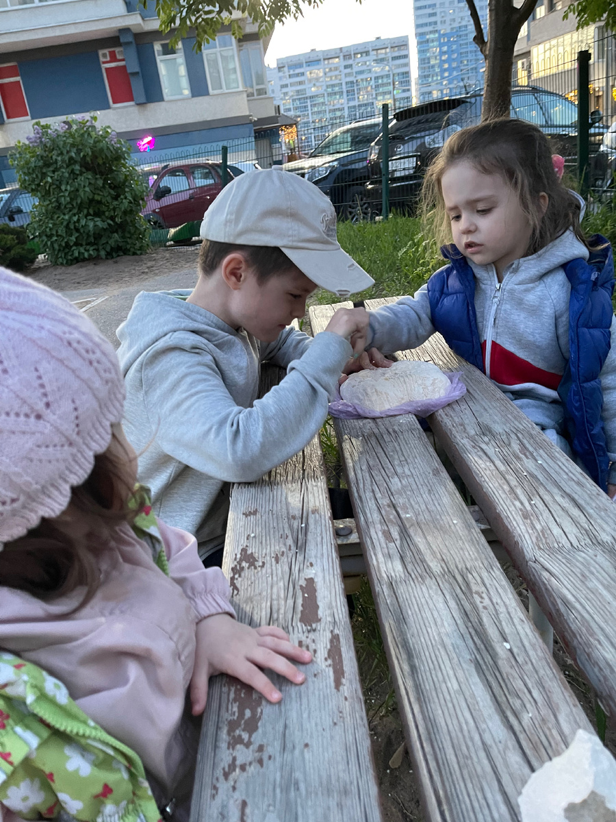 Это мы уже 2 недели экспериментируем с подарками. Детям интересно. Да и мне тоже! Раскопки лишь часть одного из подарков. Потом мы запускали вулкан с динозаврами. Почему на улице? Да патамушто не первый раз замужем! Столько грязи от раскопок в квартире