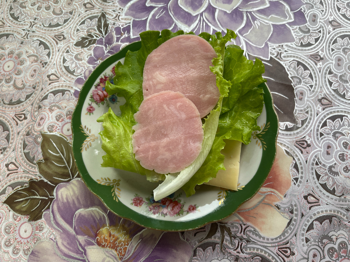 Бутерброд (черный хлеб, масло, салат, сыр, ветчина из индейки)