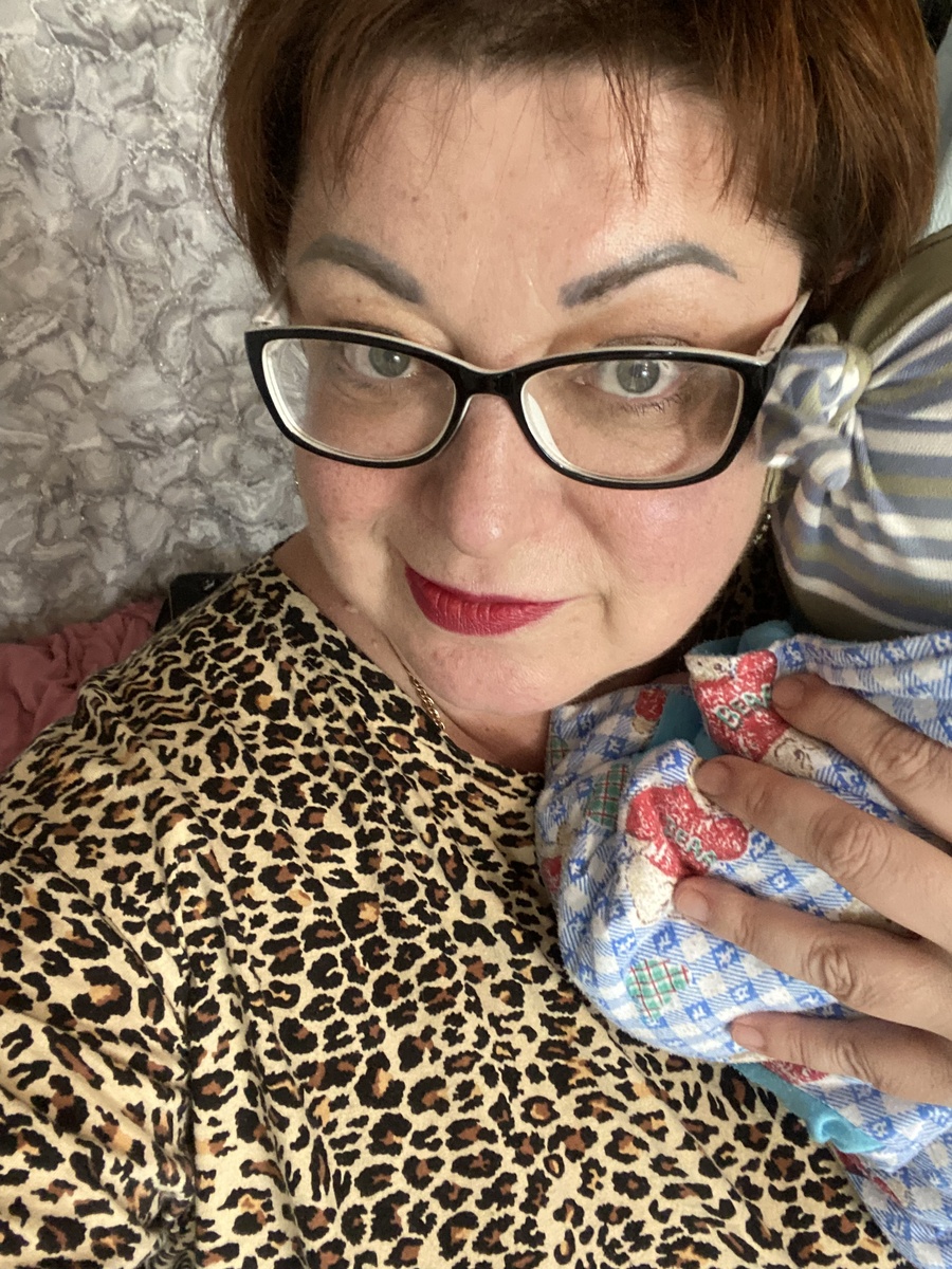 Сижу с внуком и внучкой 