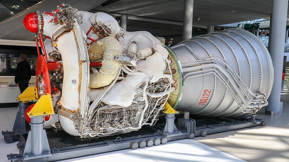 На фотографии: двигатель РД-0120 — жидкостный ракетный двигатель, работающий на жидком водороде и жидком кислороде. Источник фото: https://ru.wikipedia.org/wiki/РД-0120