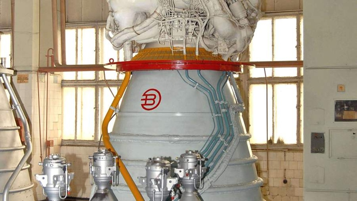 На фотографии: совесткий ракетный двигатель РД-120, работающий на кислороде и керосине, который привезли из Украины в Россию в 2019 году. Источник: https://topwar.ru/157904-rossija-vozobnovljaet-proizvodstvo-raketnogo-dvigatelja-rd-120.html