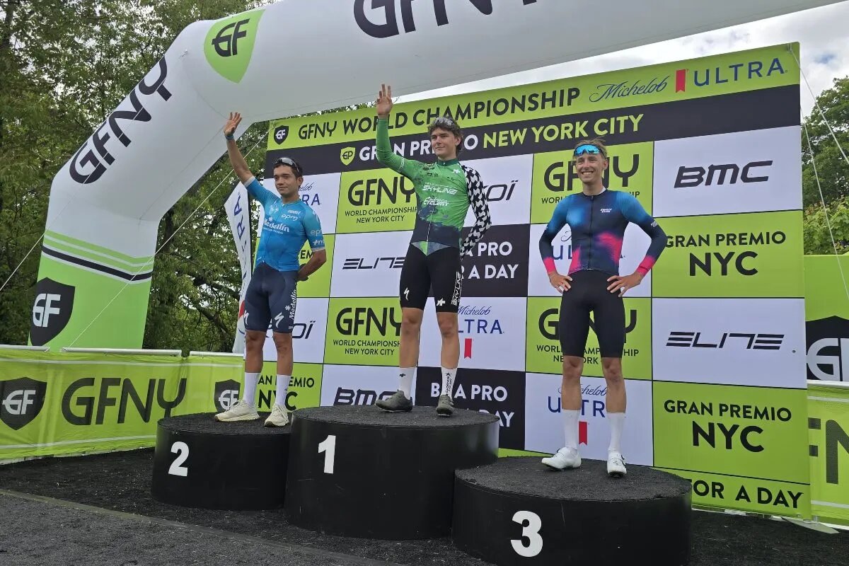 Брайан Санчес, Шон Кристиан и Каспер Андерсен на подиуме Гран-при Нью-Йорка 2025 года. (Фото GPNY © RMC)