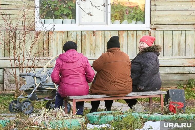 Увеличение выплат ждет пенсионеров все лето. Фото: Денис Моргунов © URA.RU