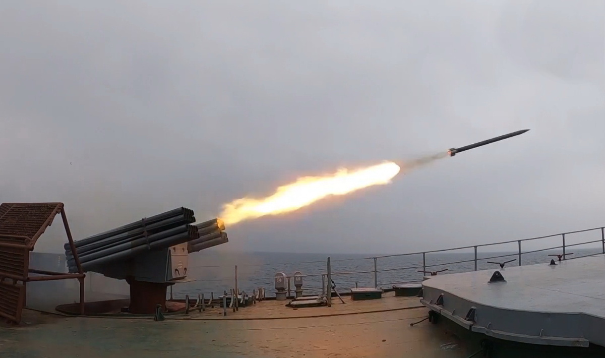 Корабельная 122-мм РСЗО А-215М «Град-М». Кадры ТОФ