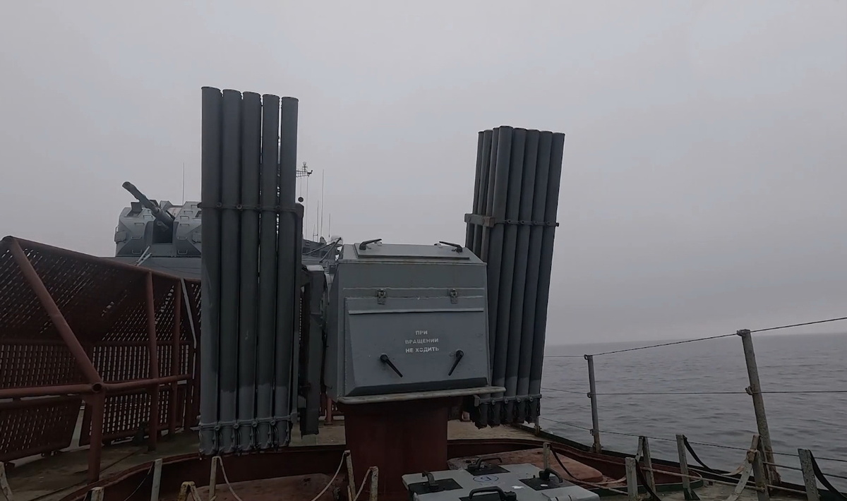 Корабельная 122-мм РСЗО А-215М «Град-М». Кадры ТОФ