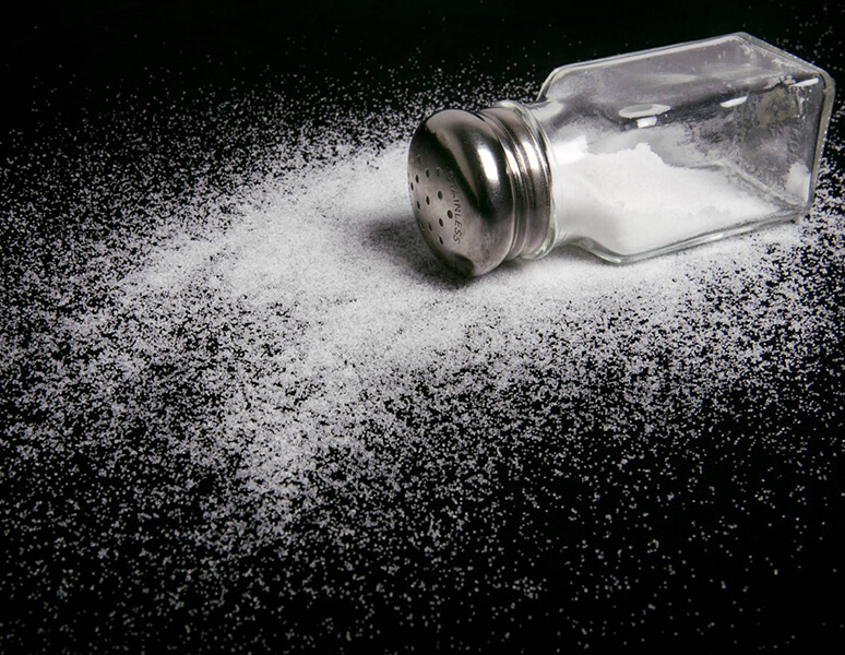 Рассыпанная соль. Источник: learnrussianineu.com